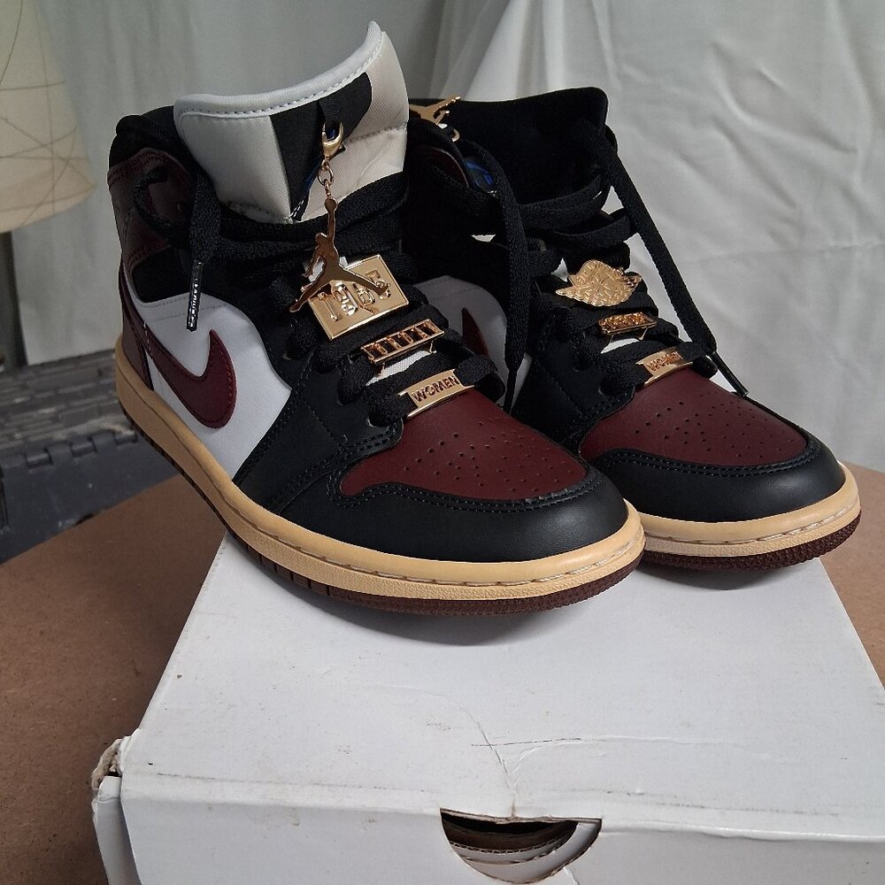Air Jordan 1 Retro  Maroon/Black/White  Size 9.5  Gold “1985” Accents  Rare Colo